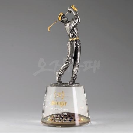 주석골프트로피 중 아담한 사이즈로 디테일한 골퍼형상이 돋보이는 골프트로피 제품입니다. 중간중간 들어간 골드포인트가 매력적입니다.