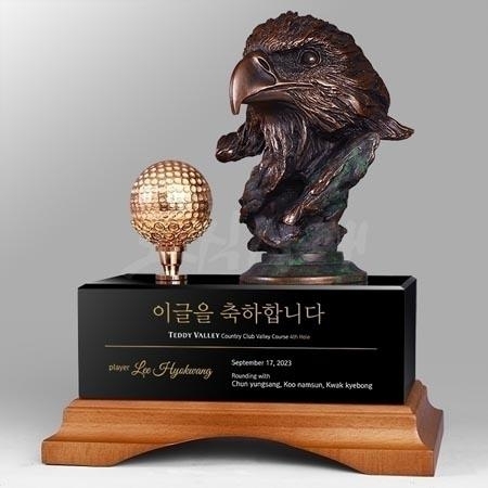 블랙크리스탈에 올라간 청동독수리가 역동적인 모습으로 조화를 이루고 있습니다.