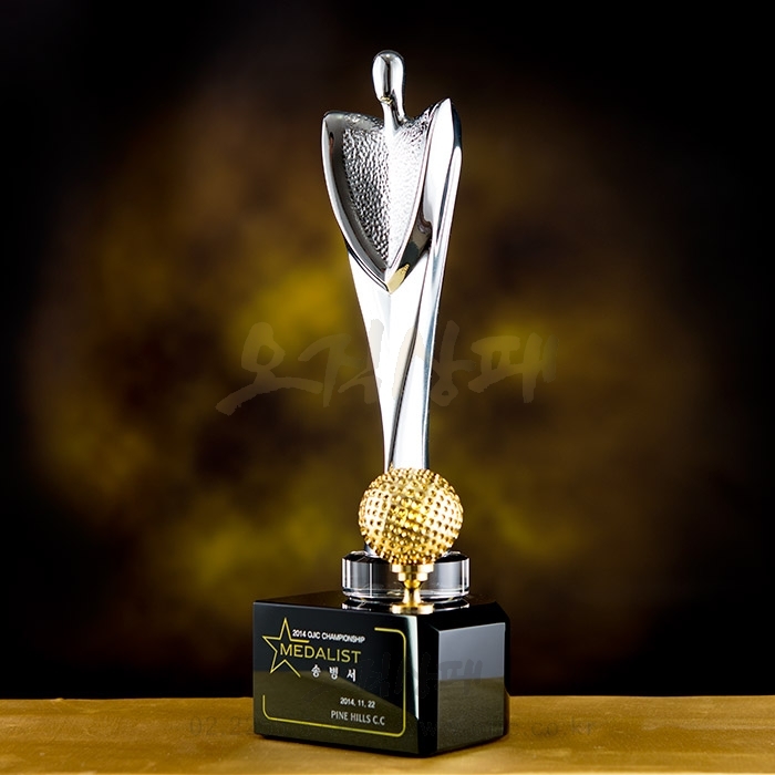 골퍼형상이 유연하게 표현된 크롬도금 메탈골프트로피 제품입니다. 