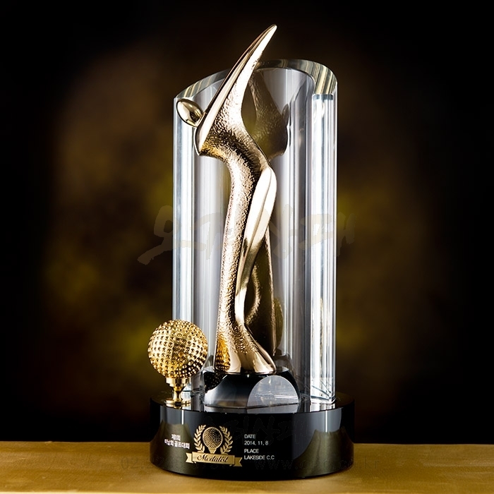 골퍼형상 골프패로 웅장함을 자아내는 골프트로피입니다. 각종 싱글패, 이글패, 홀인원패, 언더패 등으로 사용이 가능합니다.