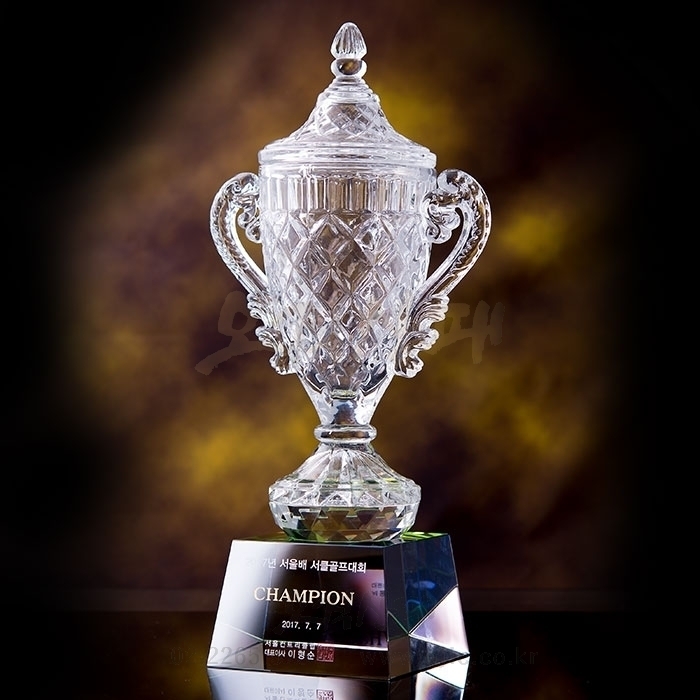 우승컵을 형상화한 크리스탈트로피 제품으로 각종스포츠, 골프패 등에 사용이 적합한 크리스탈패입니다.