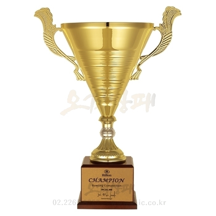 금속컵과 원목받침의 세련됨이 돋보이는 금속트로피 입니다. 각종 시상식에 사용이 용이한 기념트로피입니다. 