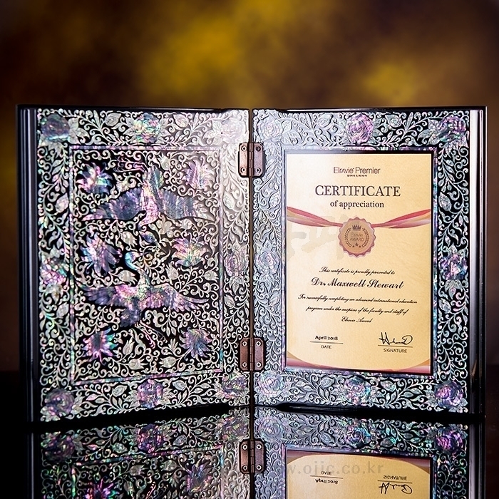 화려한 수공예자개상패로 순금판이 접목된 자개상패입니다. 부모님감사패, 공로패, 감사패, 재직기념패 등 품위있는 자리에 필요한 럭셔리상패입니다.