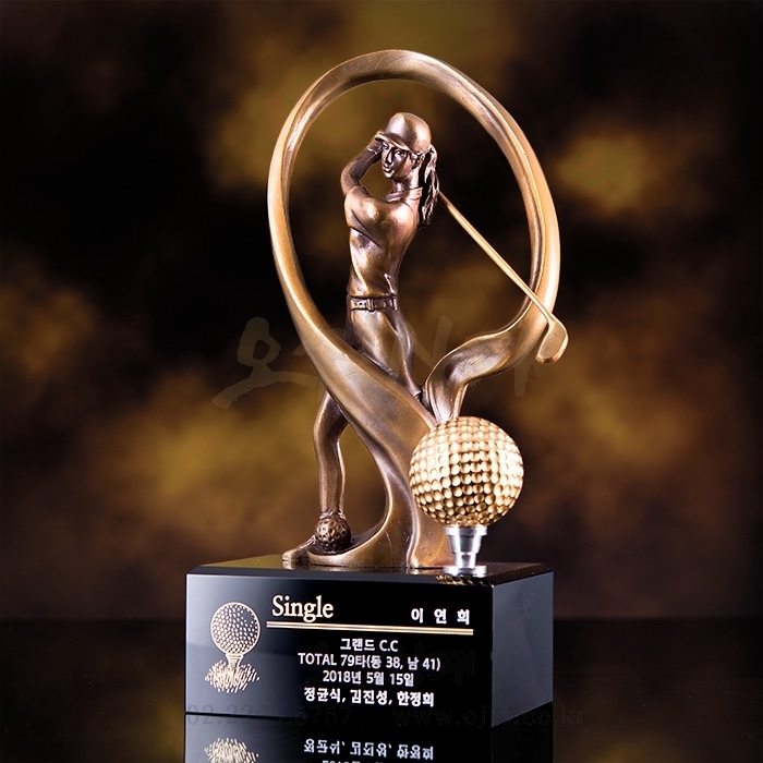 청동으로 제작된 여성골퍼 골프트로피 제품입니다. 스윙모션을 조형미 넘치게 표현한 청동골프패로 여성골퍼의 선호도가 높습니다.