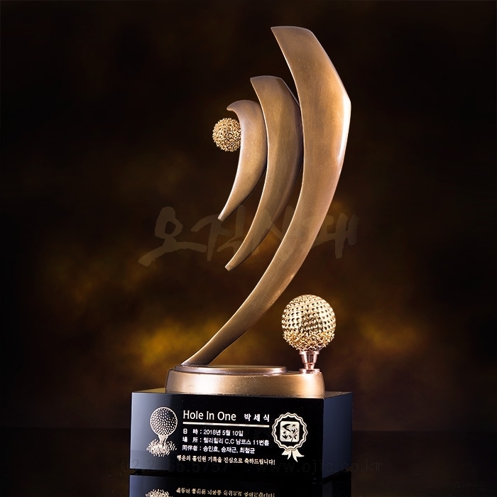 청동골프트로피 중 조형미가 돋보이는 골프트로피입니다. 장식품처럼 보이는 멋스러움이 느껴지는 골프패로 무게감이 있는 제품입니다.