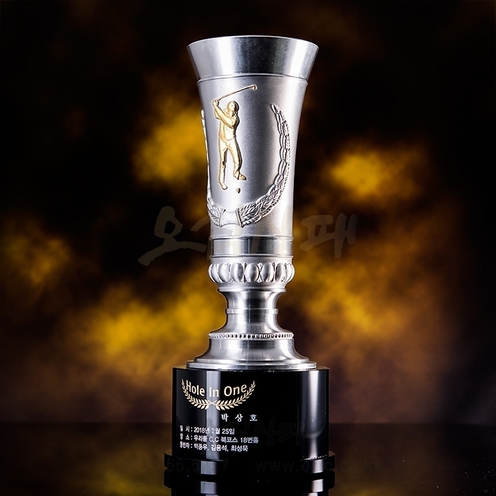 클래식함이 돋보이는 주석컵과 묵직한 블랙크리스탈이 어우러져 아름다운 조화가 이루어진 골프패입니다. 각종 골프행사에 적합한 주석골프트로피입니다.