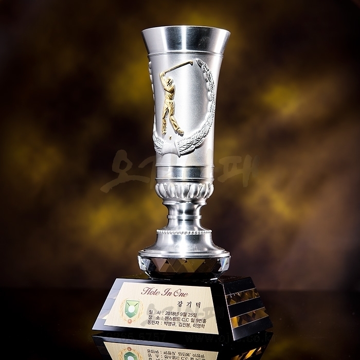 클래식함이 돋보이는 주석컵과 흔치않은 투톤크리스탈 받침이 만나 세련된 주석컵 트로피입니다.