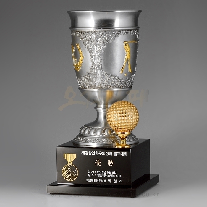 디테일한 주석컵의 표현이 돋보이는 골프컵패입니다. 블랙크리스탈과의 조화가 중후한 매력을 극대화 시킵니다.