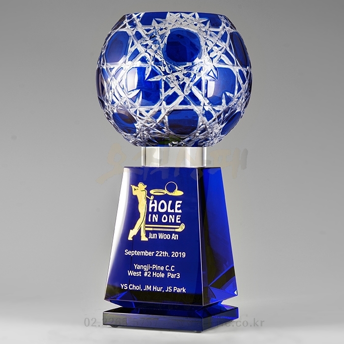 가장 클래식한 골프컵 트로피중 저렴한 금액대의 골프트로피입니다. 금액에 비해 사이즈가 다양해 가성비좋은 골프컵 트로피라 할 수 있습니다.