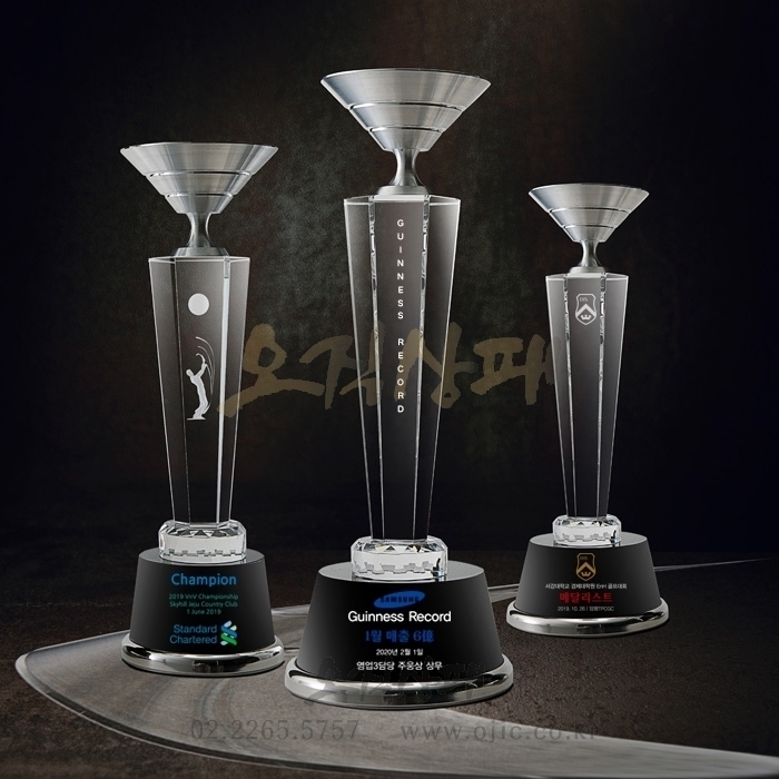 금속컵과 크리스탈받침의 조화가 어우러진 시상식트로피 제품입니다.