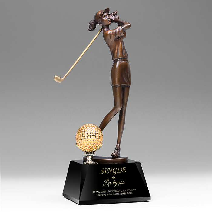 고급 청동 소재의 여성 골퍼 조형과 골드 포인트가 조화를 이루는 트로피입니다. 싱글패, 이글패, 홀인원패로 사용되는 우아하고 품격 있는 골프 기념 상패입니다.
