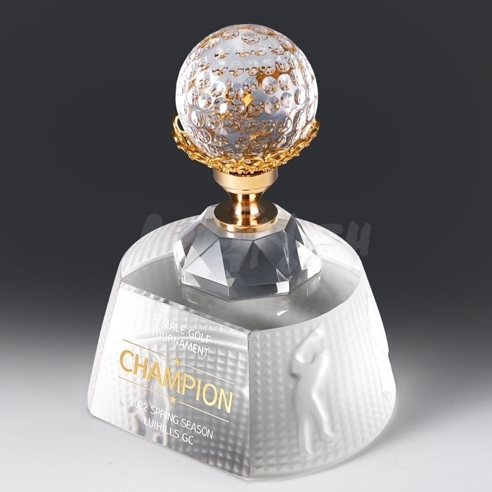 스윙모션이 각인된 유니크한 디자인의 받침이 돋보여 각종 골프대회에서 사랑받는 트로피입니다.
