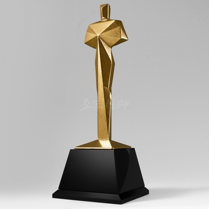 자신감 있는 모습을 형상화한 금속사출 인형을 트로피와 접목한 제품입니다. 각종 행사 및 시상식에서 사랑받고있습니다.