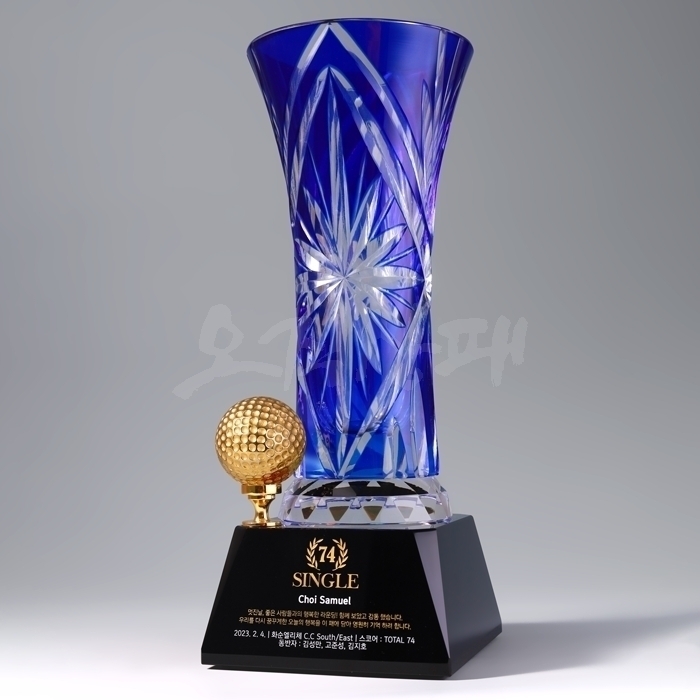 화려한 커팅과 맑은 코발트 색감이 어우러진 아름다운 크리스탈컵을 조합한 골프패입니다. 화려한 디자인으로 보다 화사한 골프패를 찾으실 때 선호도가 높습니다. 