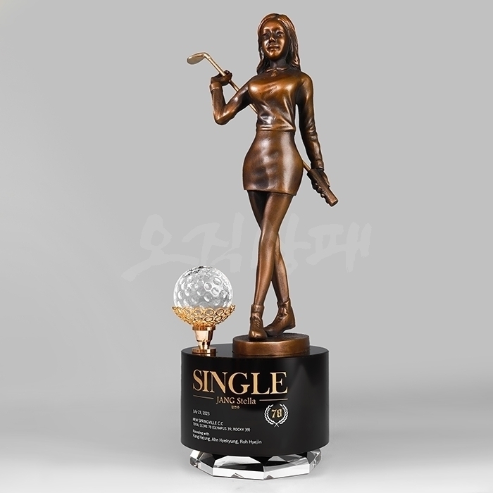 블랙크리스탈에 올라간 청동골퍼가 역동적인 모습으로 조화를 이루고 있습니다.