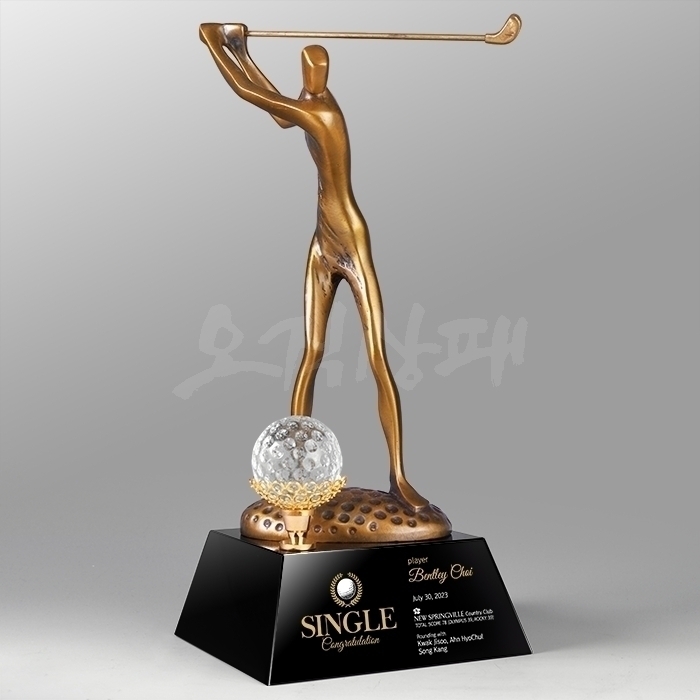 블랙크리스탈에 올라간 청동골퍼가 역동적인 모습으로 조화를 이루고 있습니다.