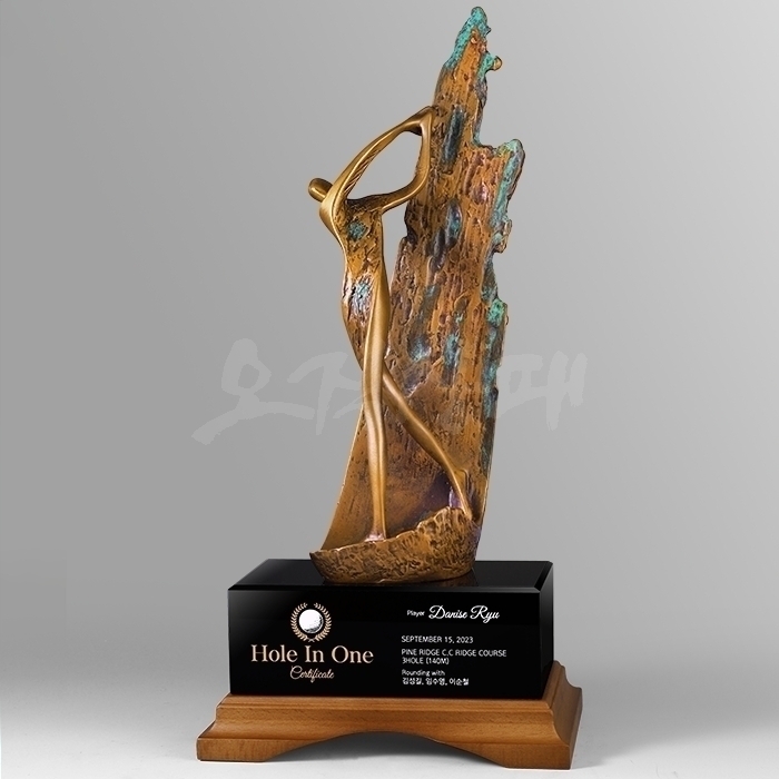 블랙크리스탈과 원목받침에 올라간 청동골퍼가 역동적인 모습으로 조화를 이루고 있습니다.