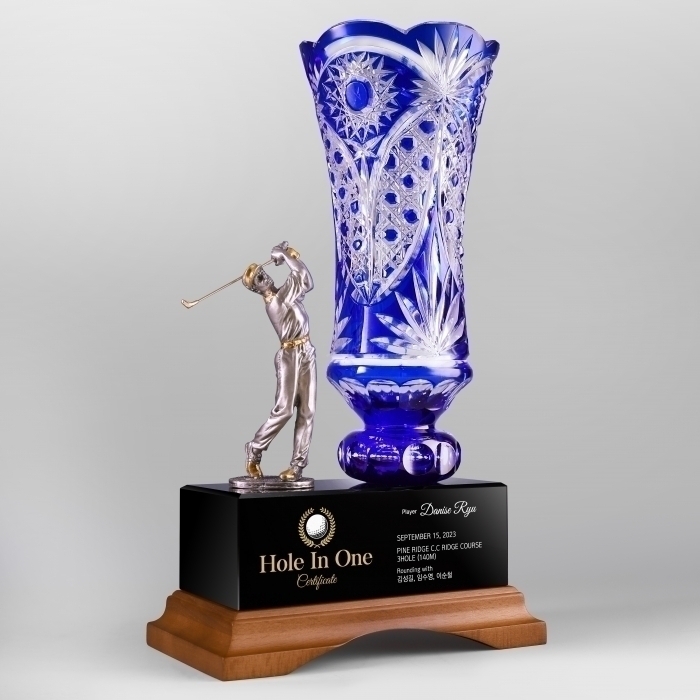 화려한 커팅과 맑은 유색의 컬러컵이 어우러진 아름다운 크리스탈컵과 주석스윙모션 인형을 조합한 골프패입니다. 화려한 디자인으로 보다 화사한 골프패를 찾으실 때 선호도가 높습니다. 