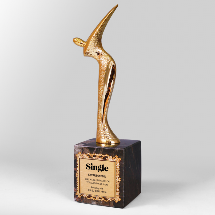 금도금된 유려한 메탈 조형과 고급 대리석 받침이 조화를 이루는 골프 기념 트로피입니다. 이글패, 싱글패, 홀인원패로 사용되는 고품격 골프 수상용 상패입니다.