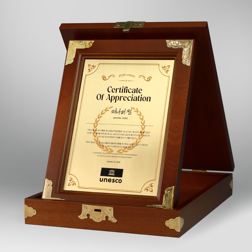 고급 원목 케이스에 전통 금장 장식을 더한 감사패로, 공로패 및 학위패로 많이 사용되는 프리미엄 상패입니다