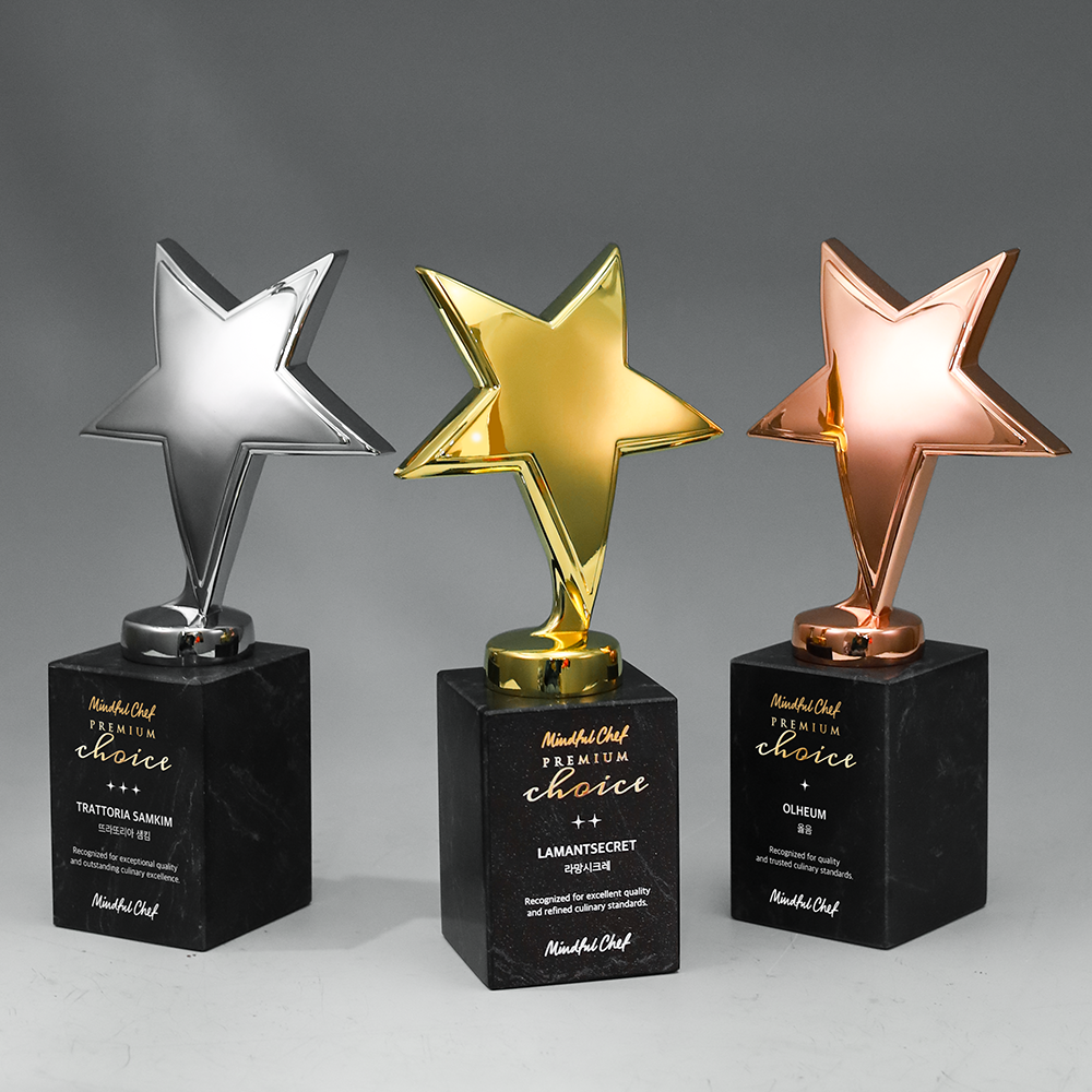 유니크한 별 조형의 상단부와 고급스러운 블랙 천연대리석 베이스가 조합된 디자인으로, 시상식 트로피 및 스포츠 트로피 제작에 적합한 금색, 은색, 동색 트로피시리즈 입니다.