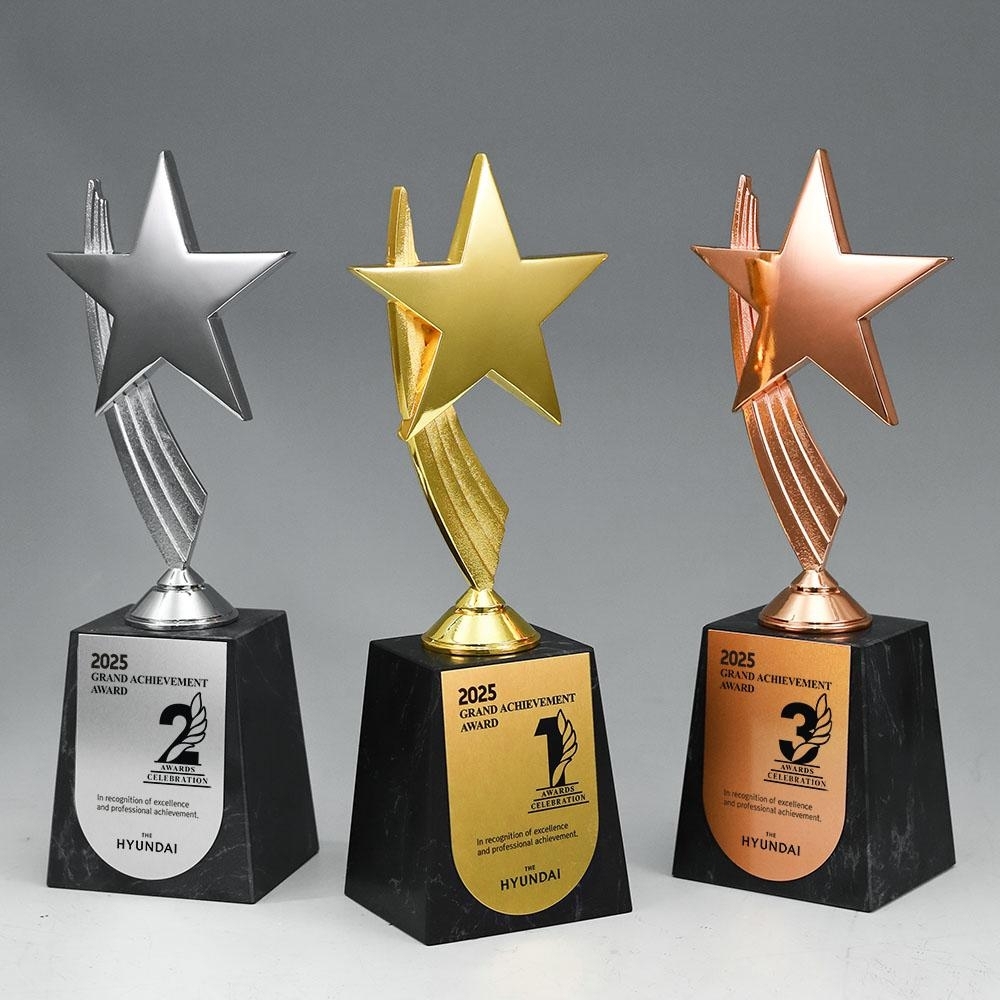 유니크한 별 조형의 상단부와 고급스러운 블랙 천연대리석 베이스가 조합된 디자인으로, 시상식 트로피 및 스포츠 트로피 제작에 적합한 금색, 은색, 동색 트로피시리즈 입니다.