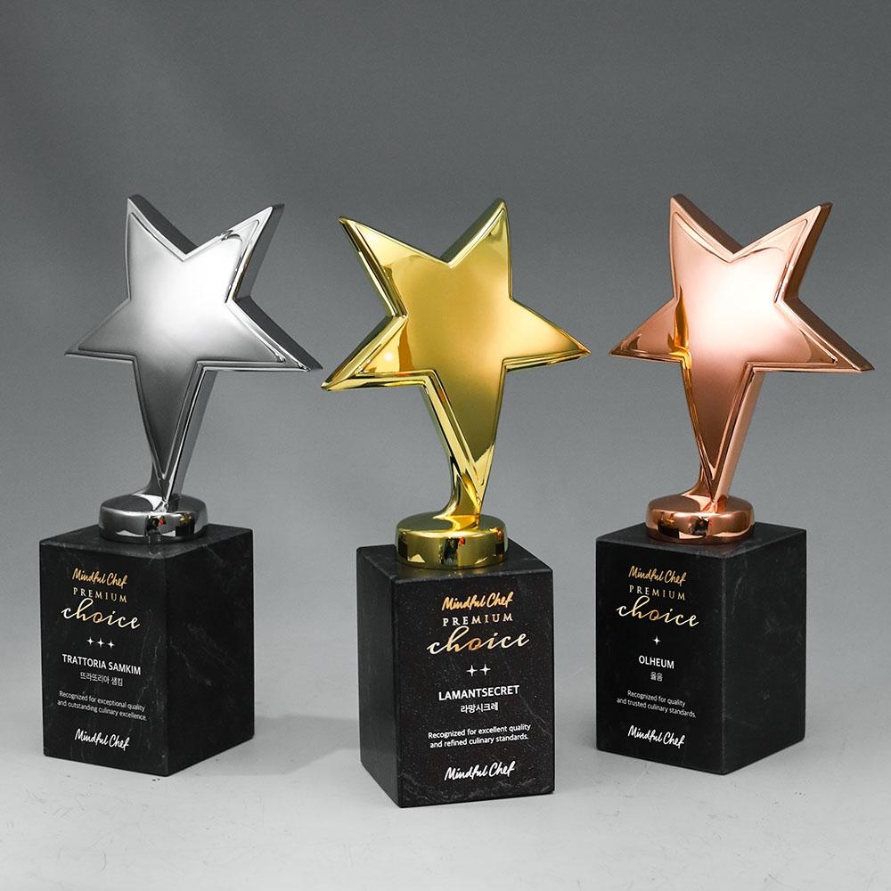 유니크한 별 조형의 상단부와 고급스러운 블랙 천연대리석 베이스가 조합된 디자인으로, 시상식 트로피 및 스포츠 트로피 제작에 적합한 금색, 은색, 동색 트로피시리즈 입니다.