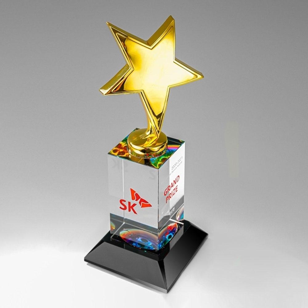 스타트로피는 각종 행사트로피에 쓰이기 적합하며, 시상식트로피로 가장 무난하게 사용 될 수 있는 형태 중 하나입니다.