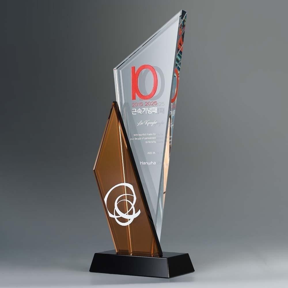 감각적인 비대칭 커팅과 갈색 유리 포인트, 블랙 베이스가 조화를 이루는 트로피. 각종 대회 및 시상식 기념트로피로 인기 있는 디자인입니다.