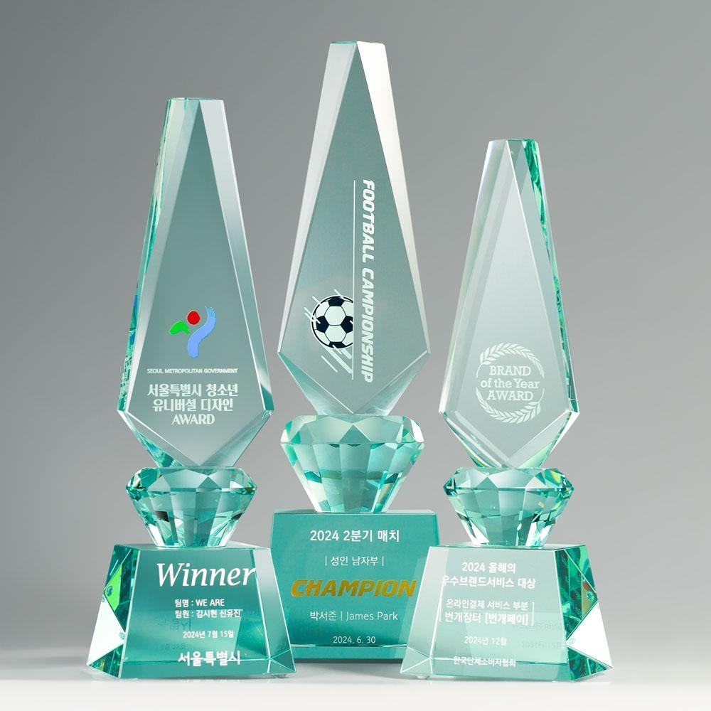 크리스탈트로피의 가장 기본이라 할 수 있는 디자인의 그린크리스탈트로피 제품입니다. 로고접목하기에 용이한 트로피 모델입니다.
