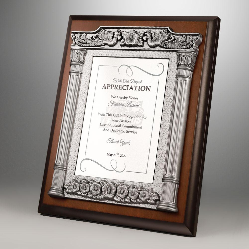 고급스러운 무궁화 주석 판넬과 브라운 프레임으로 구성된 평면형 상패입니다. 박사 학위패, 기관 감사패, 전문 인증패로 널리 사용됩니다.