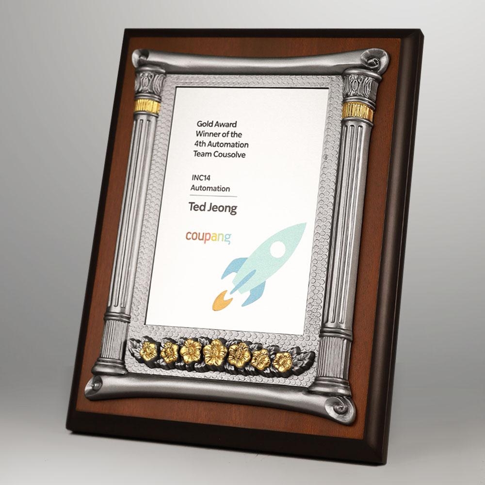 고급스러운 금박 기둥 주석 판넬과 브라운 프레임으로 구성된 평면형 상패입니다. 박사 학위패, 기관 감사패, 전문 인증패로 널리 사용됩니다.
