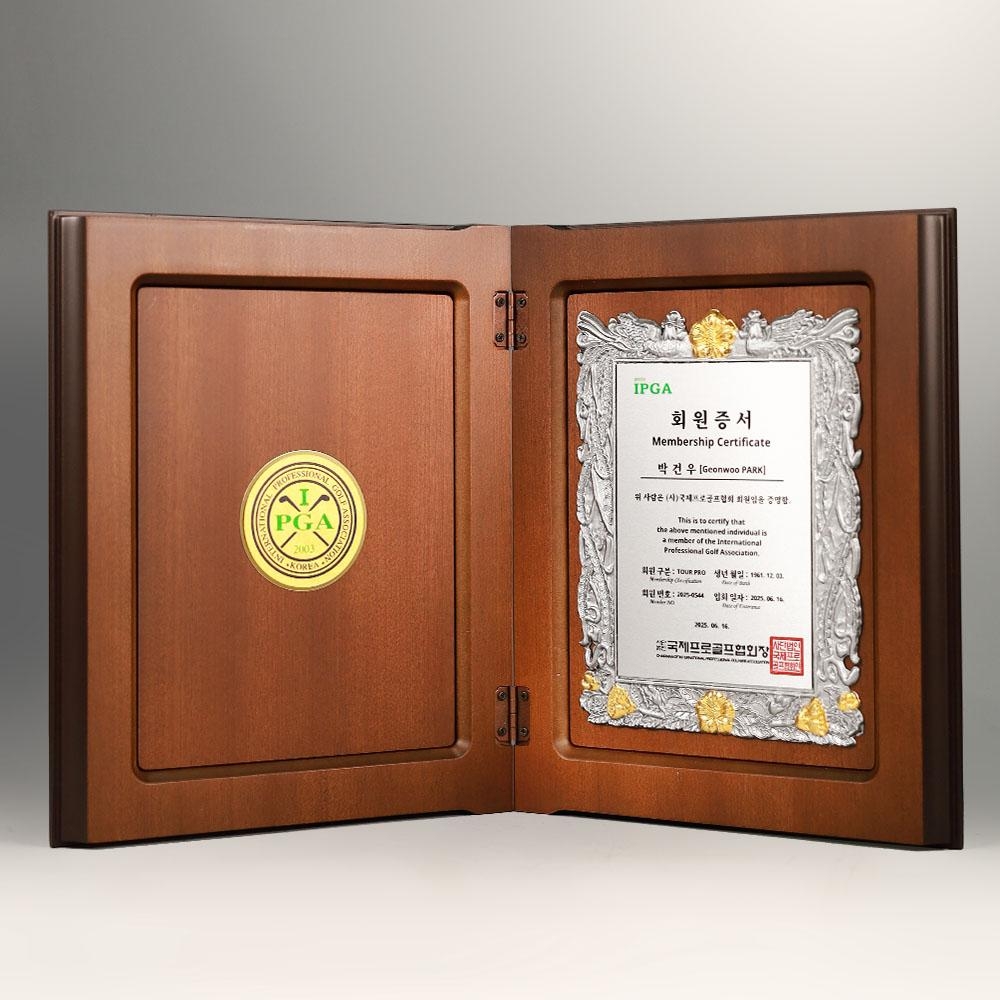 고급스러운 주석 판넬과 브라운 프레임, 금박메달으로 구성된 평면형 상패입니다. 박사 학위패, 기관 감사패, 전문 인증패로 널리 사용됩니다.