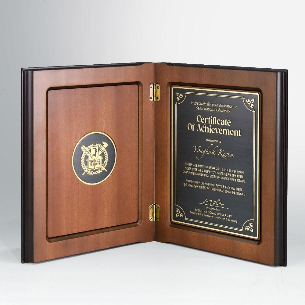 학위패 및 감사패, 기념패 등으로 사용하기 좋은 상패입니다. 무게감 있는 디자인으로 중요한 행사에 어울리는 황동양각상패 입니다.