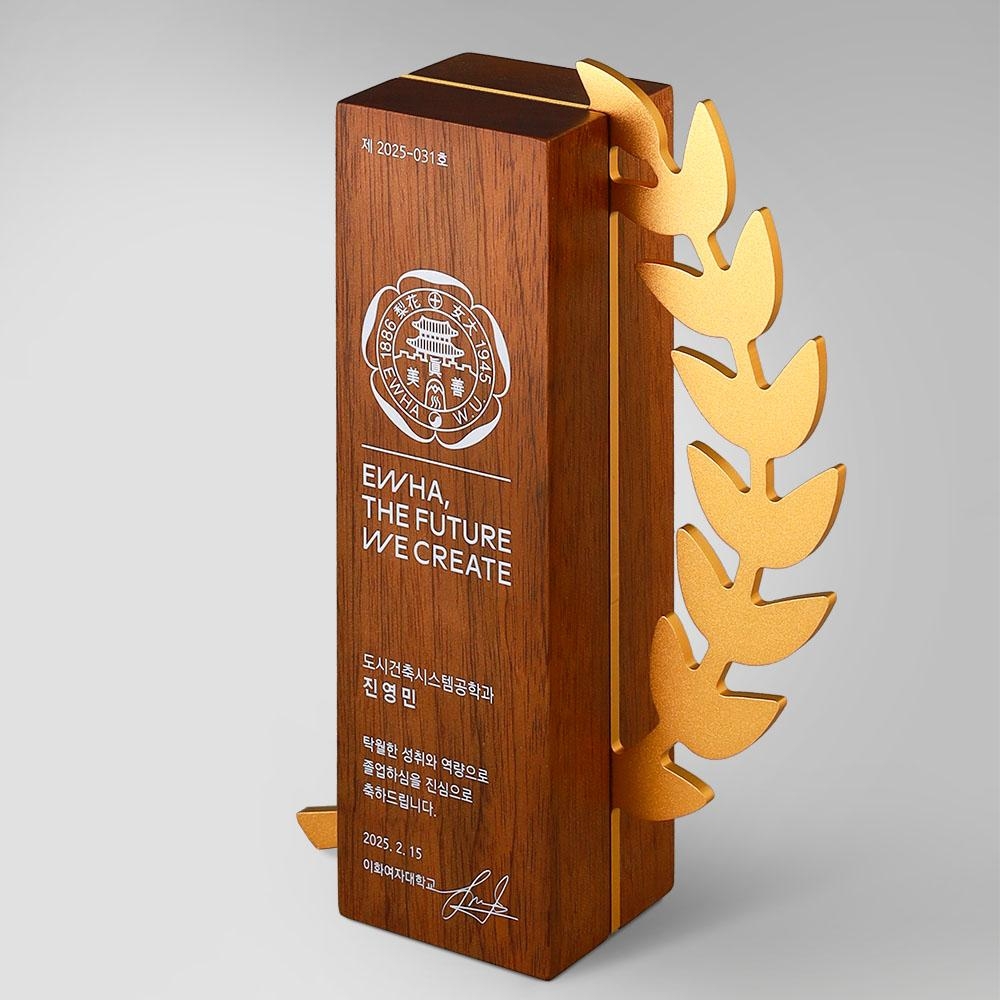 메탈&크리스탈 트로피 입니다. 돌출되는 메탈면의 조형이 특이한 트로피입니다.