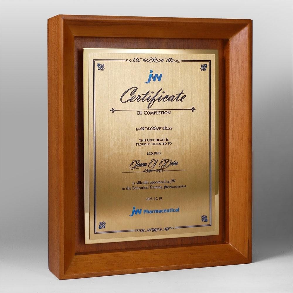 큼직한 사이즈에 로고표현도 FULL컬러로 가능하고, 내용이 많이들어가 학위패, 기념패, 인증패 등으로 많이 선호하는 나무상패입니다.