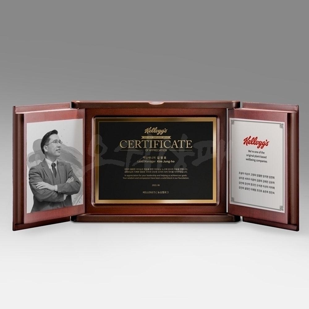 영구불변 메탈상패로 사진접목이 가능하며 럭셔리상패 중 베스트셀러에 속합니다. 감사한 마음을 전달하고 오래기억하기에 좋은 감사패, 공로패, 재직기념패, 송공패 등으로 많이 사용되는 나무상패입니다.