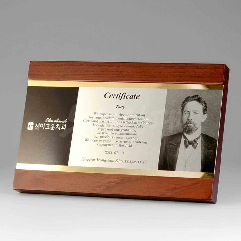 영구불변 메탈상패로 사진접목이 가능하며 가성비 좋은 메탈상패에 속합니다. 감사한 마음을 전달하고 오래기억하기에 좋은 감사패, 공로패, 재직기념패, 송공패 등으로 많이 사용되는 제품입니다.