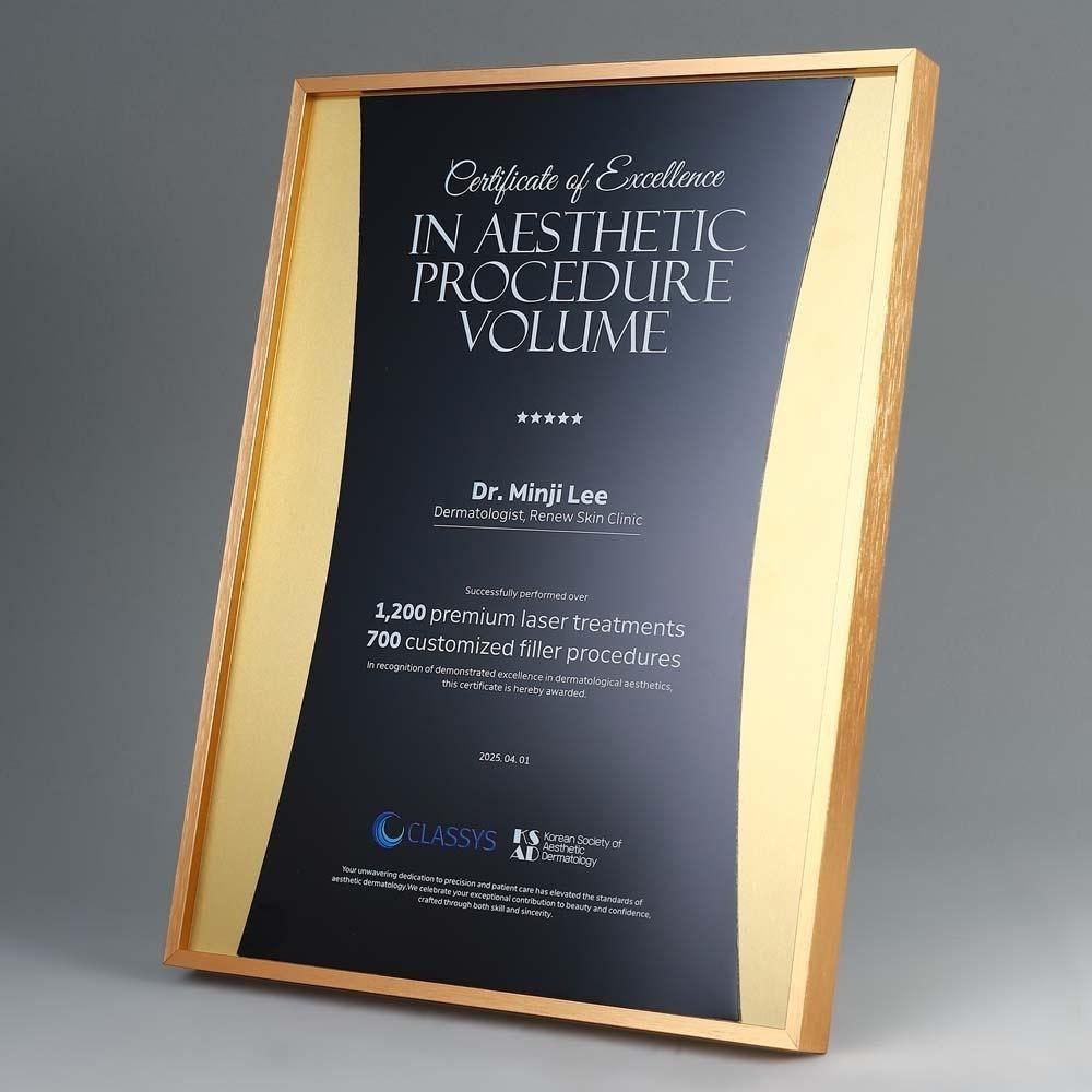고급스러운 골드 프레임과 곡선형 블랙 인레이가 조화를 이루는 상패. 감사패, 공로패, 인증패에 적합한 우아한 디자인입니다.