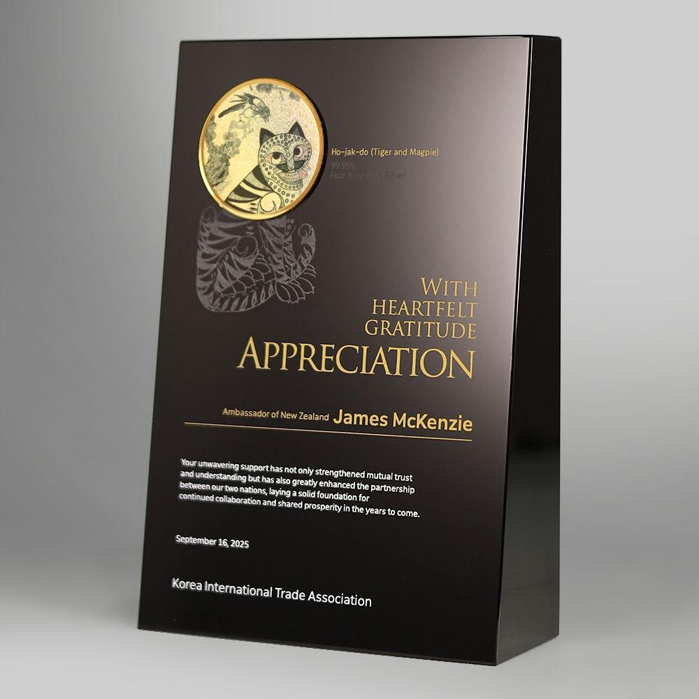 순금도금과 99.9% 순은 코인으로 제작된 고급 맞춤 감사패로 기업 행사와 외교 선물에 적합한 디자인입니다.