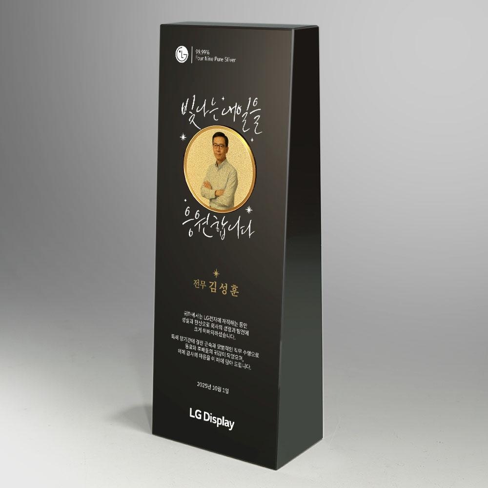 순금도금과 99.99% 순은 코인으로 제작된 고급 맞춤 디자인으로, 감사패 공로패 기업행사 등 상패 및 트로피에 적합합니다.