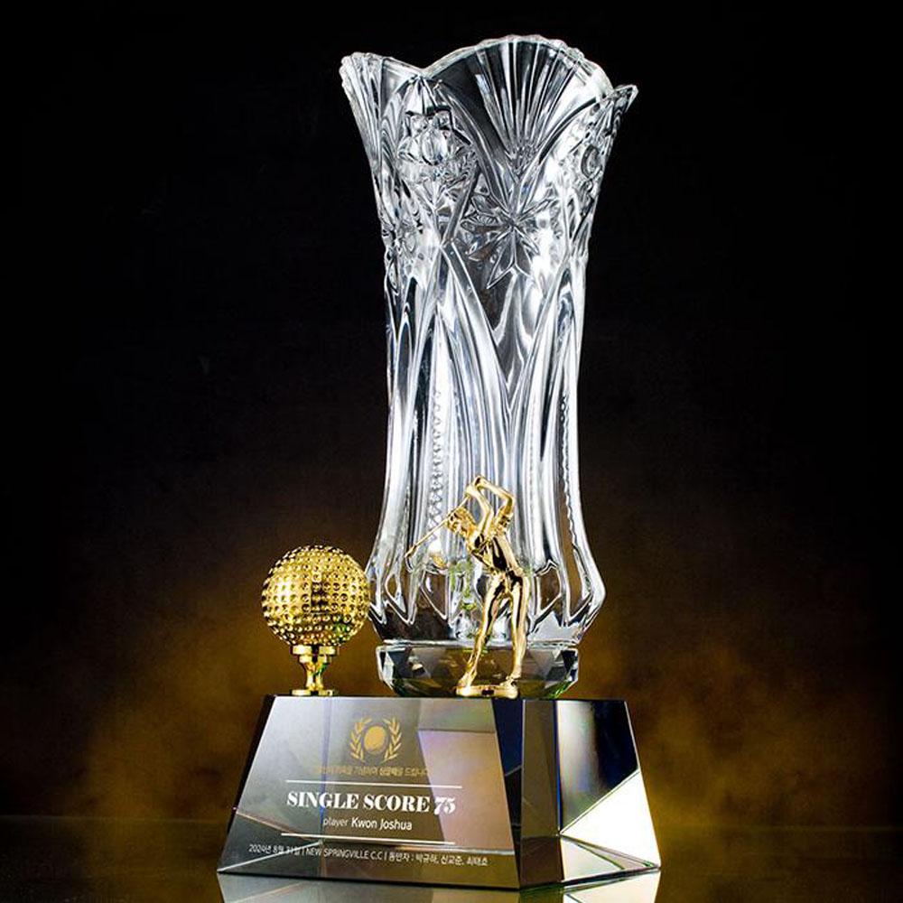 가장 클래식한 골프컵 트로피중 저렴한 금액대의 골프트로피입니다. 홀인원패, 홀인원트로피로 특히 많은 선택을 받은 골프패 트로피입니다.