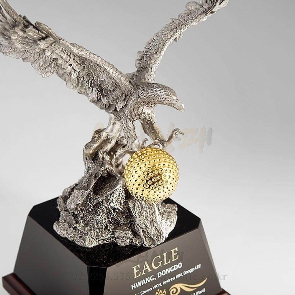 주석독수리 접목 이글패 중 가장 선호도가 높은 골프이글패 입니다. 중후한 멋이 있는 이글형상골프트로피 제품입니다.