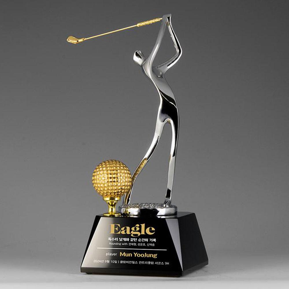주석스윙모션 형상이 디테일하게 표현되어있는 골프트로피입니다. 싱글패, 싱글트로피로 특히 많은 선택을 받은 골프패 트로피입니다.