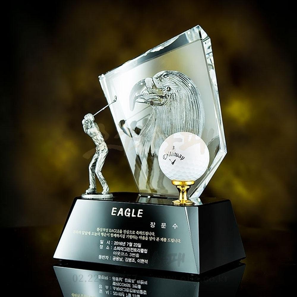 크리스탈 이글트로피제작 상품 중 선호도가 높은 이글패 제품입니다. 디테일한 독수리형상이 인상깊습니다.