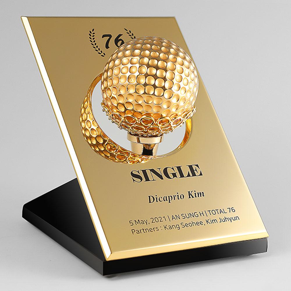 기하학적 조형의 순금도금 골프패입니다.싱글패, 싱글트로피로 특히 많은 선택을 받은 골프패 트로피입니다.