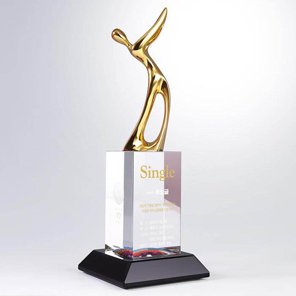 각종 골프트로피에 어울리는 금도금모션 골프패 제품입니다. 홀인원패, 홀인원트로피로 특히 많은 선택을 받은 골프패 트로피입니다.