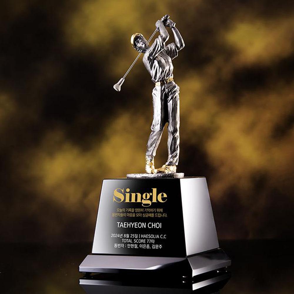 디테일한 골퍼형상이 돋보이는 골프트로피 제품입니다. 중간중간 들어간 골드포인트가 매력적입니다. 홀인원패, 홀인원트로피로 특히 많은 선택을 받은 골프패 트로피입니다.