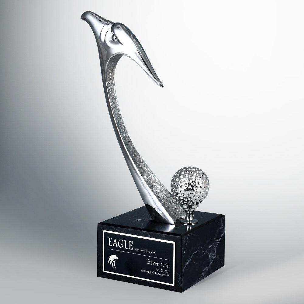 천연 대리석 받침 위에 크롬 독수리 조형과 골프볼이 조화를 이루는 고급 이글 트로피입니다. 고급스러운 마블 질감이 돋보이며, 이글패, 이글트로피, 이글기념패로 적합한 기념용 상패입니다.