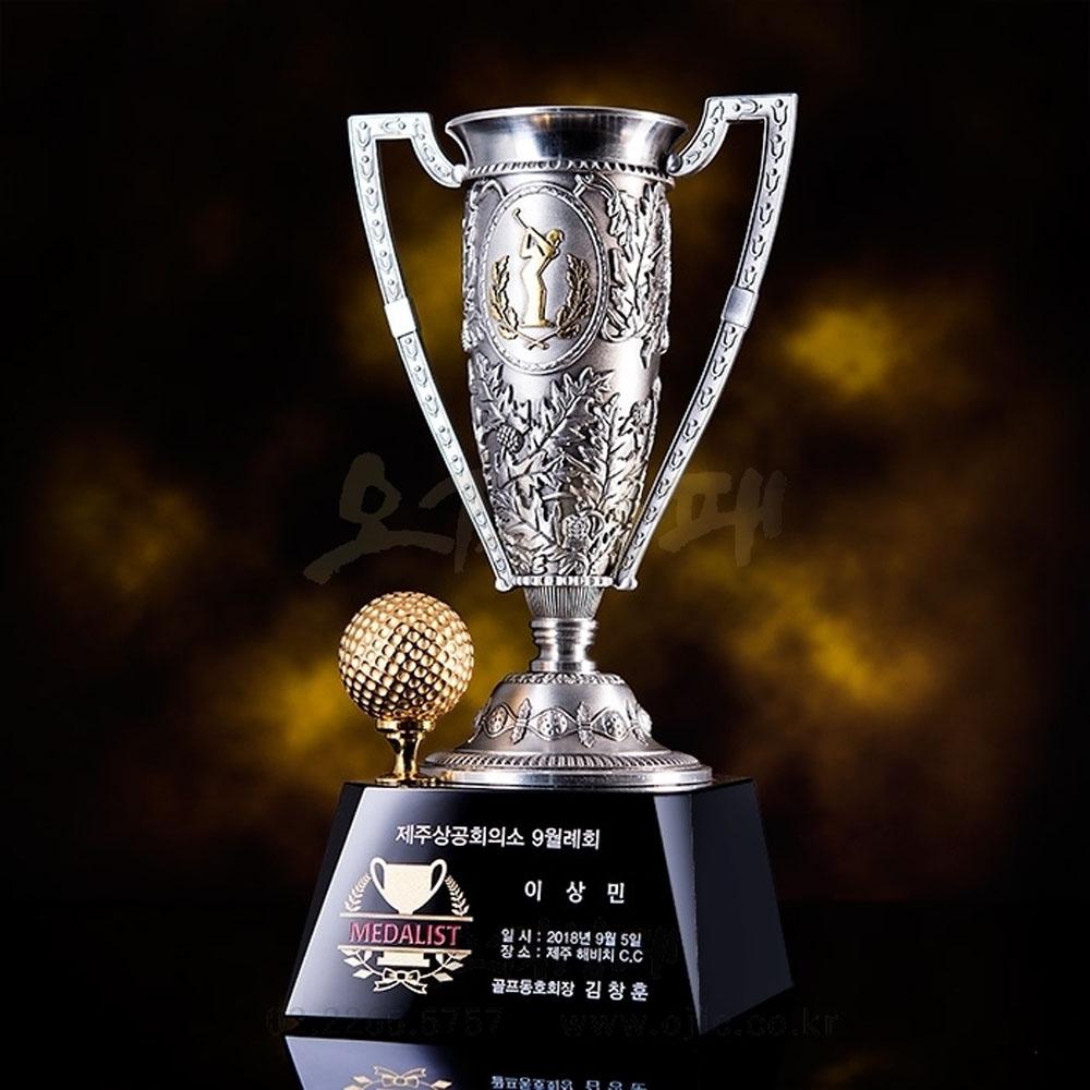 우승컵을 형상화한 주석컵이 블랙크리스탈과 아름다운 조화를 이루고 있는 골프트로피입니다. 순회배, 골프대회, 싱글패, 홀인원패 등 용도에 구애받지 않고 사용하기 좋습니다.